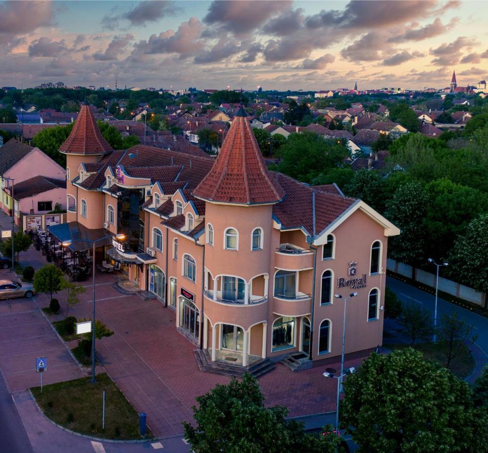 Garni Hotel Royal Crown ซูโบติกา ภายนอก รูปภาพ