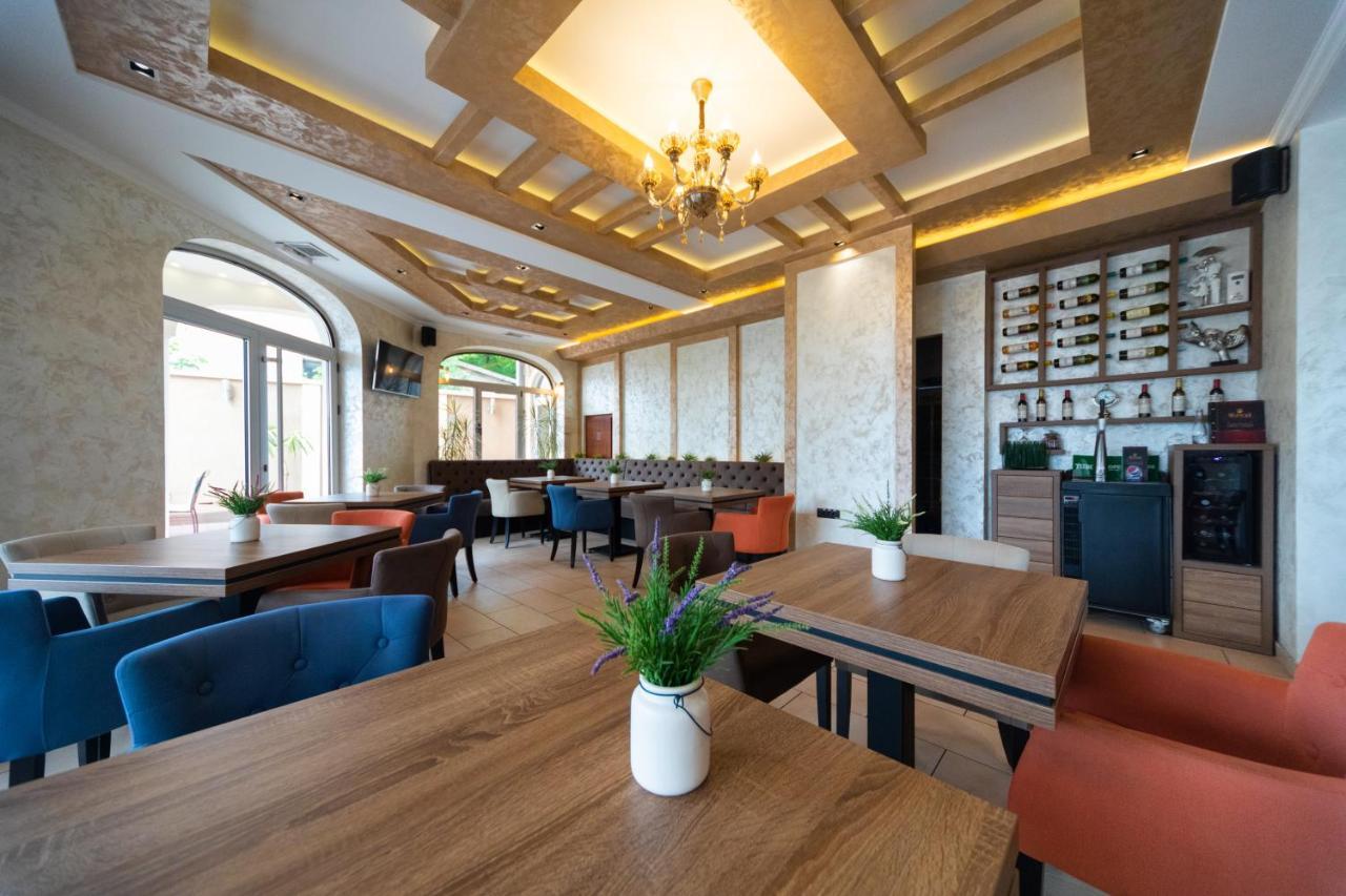 Garni Hotel Royal Crown ซูโบติกา ภายนอก รูปภาพ