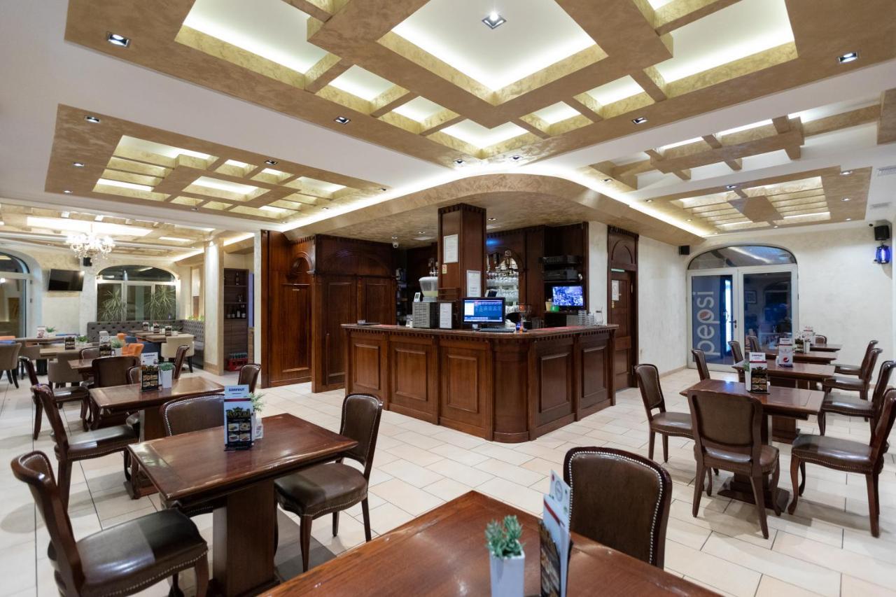 Garni Hotel Royal Crown ซูโบติกา ภายนอก รูปภาพ