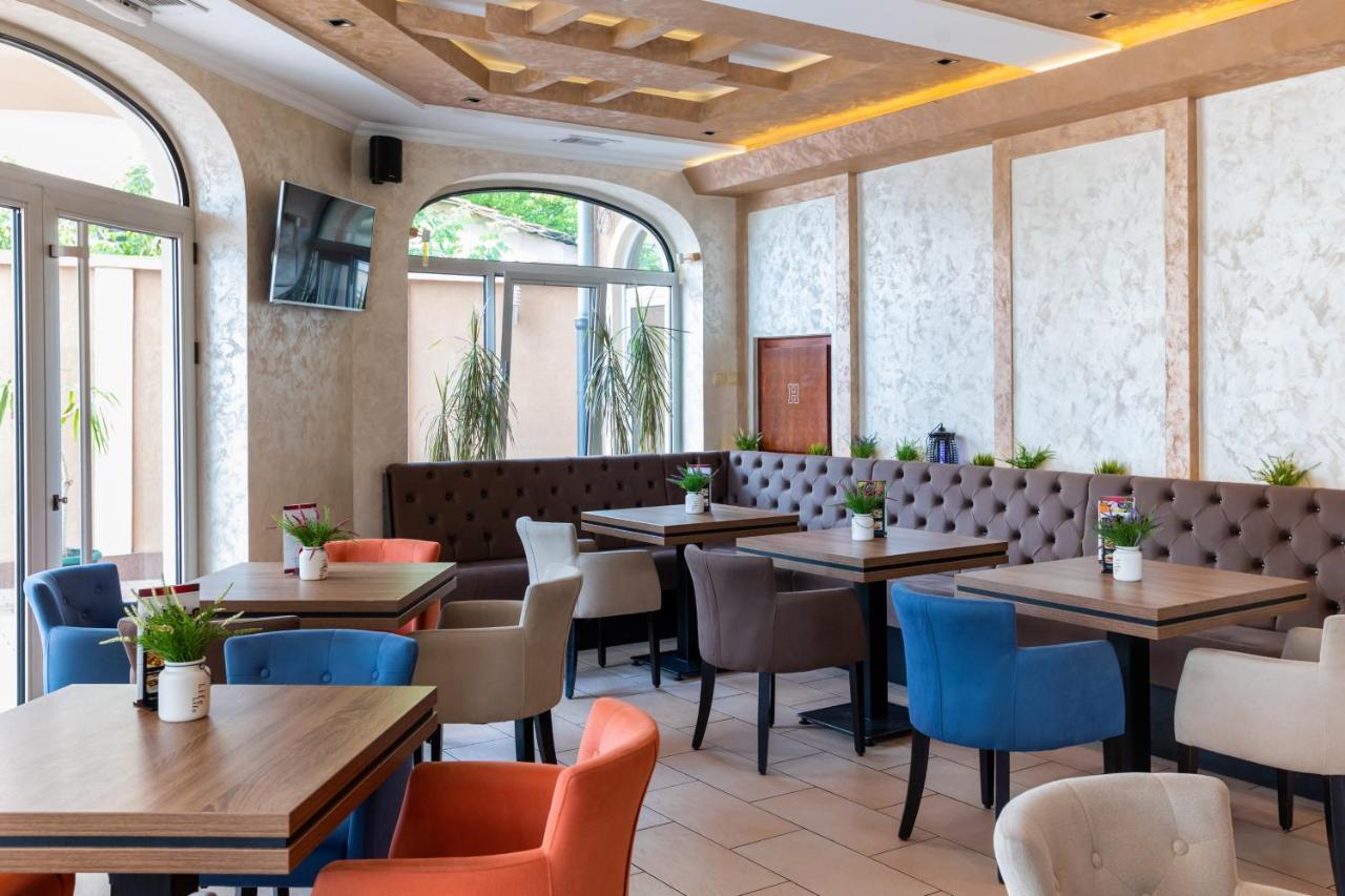 Garni Hotel Royal Crown ซูโบติกา ภายนอก รูปภาพ