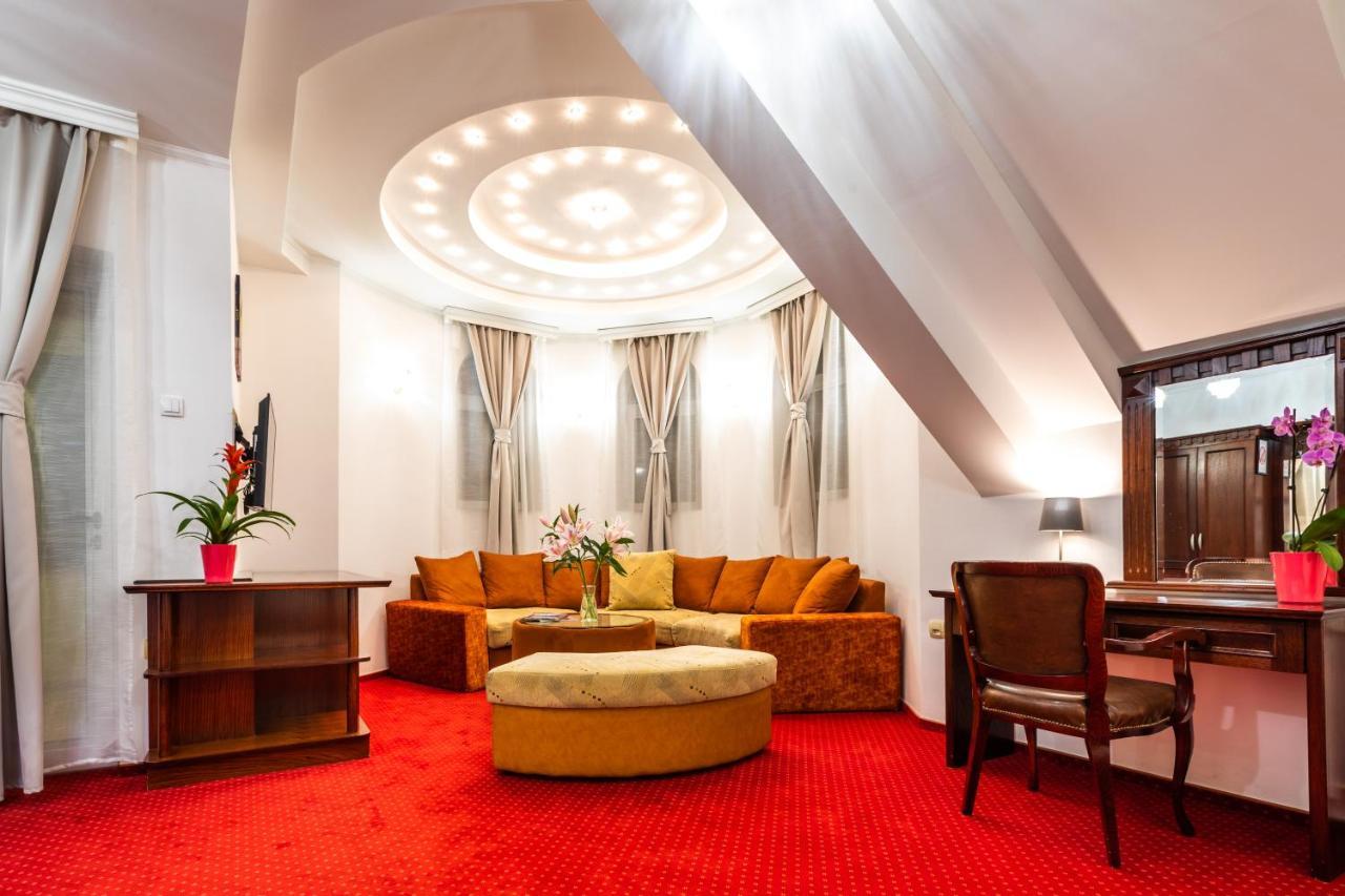 Garni Hotel Royal Crown ซูโบติกา ภายนอก รูปภาพ