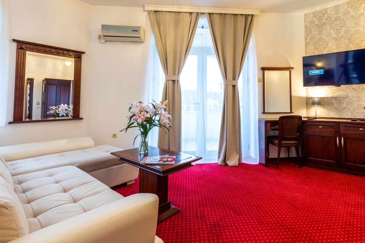 Garni Hotel Royal Crown ซูโบติกา ภายนอก รูปภาพ