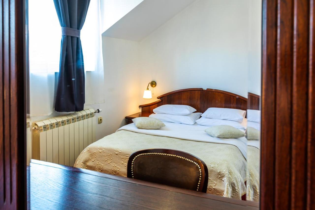 Garni Hotel Royal Crown ซูโบติกา ภายนอก รูปภาพ