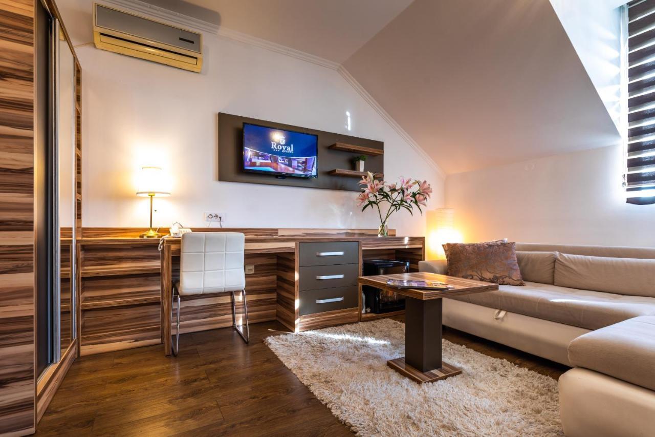Garni Hotel Royal Crown ซูโบติกา ภายนอก รูปภาพ