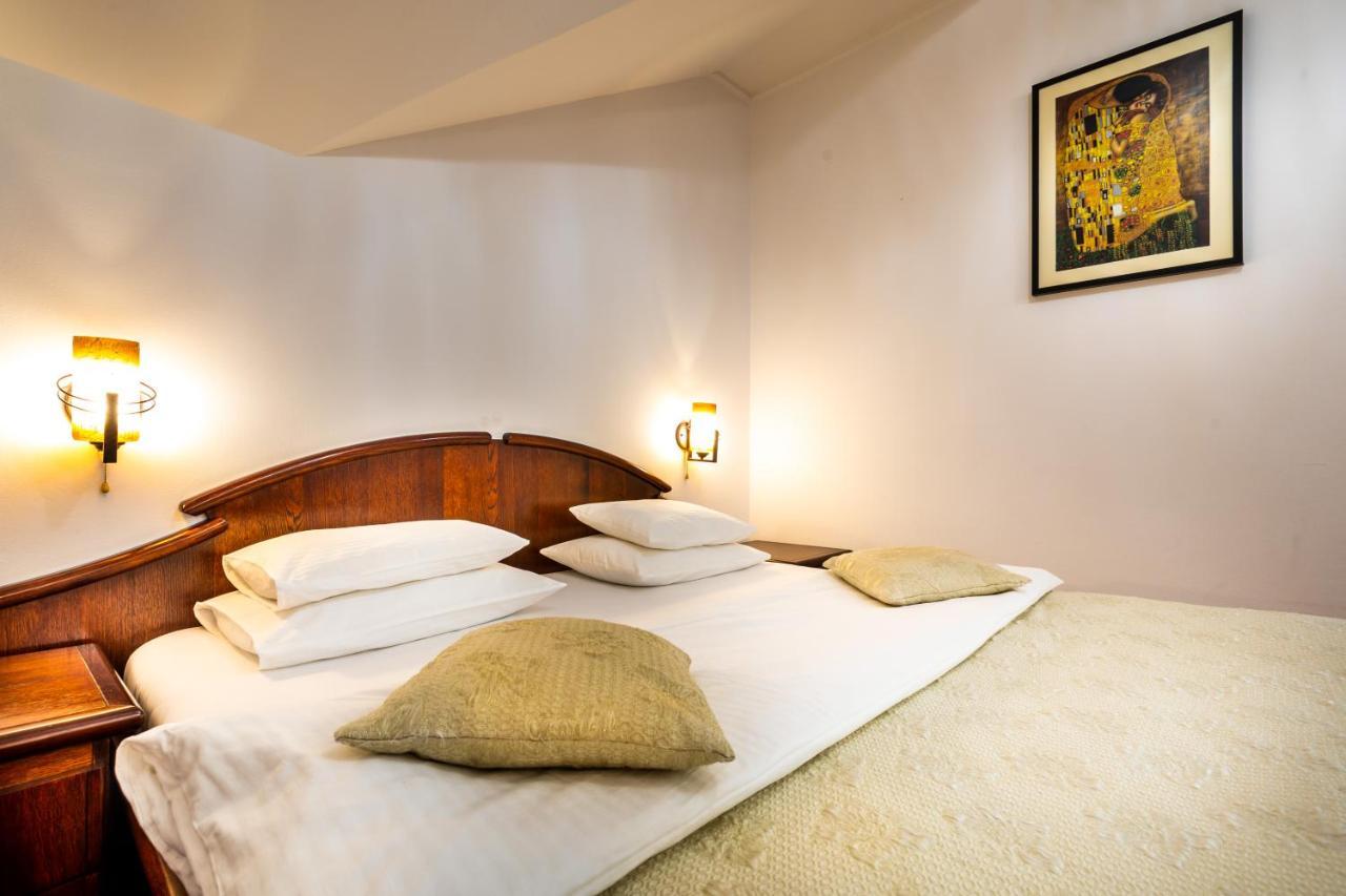 Garni Hotel Royal Crown ซูโบติกา ภายนอก รูปภาพ