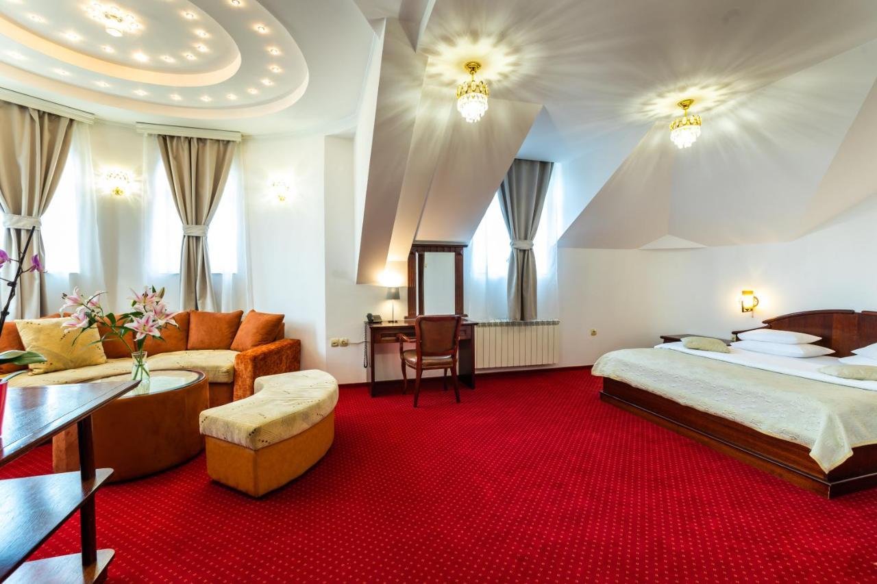 Garni Hotel Royal Crown ซูโบติกา ภายนอก รูปภาพ