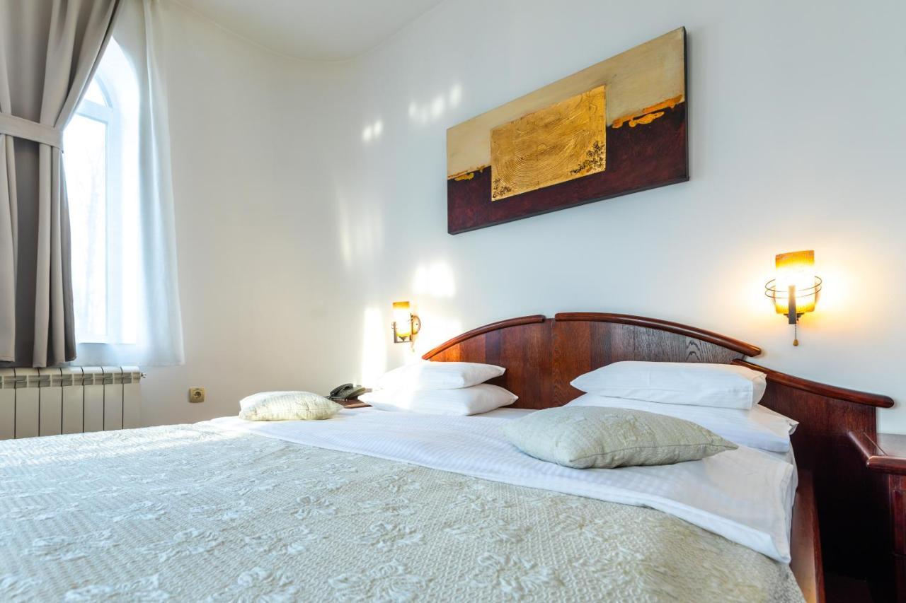 Garni Hotel Royal Crown ซูโบติกา ภายนอก รูปภาพ