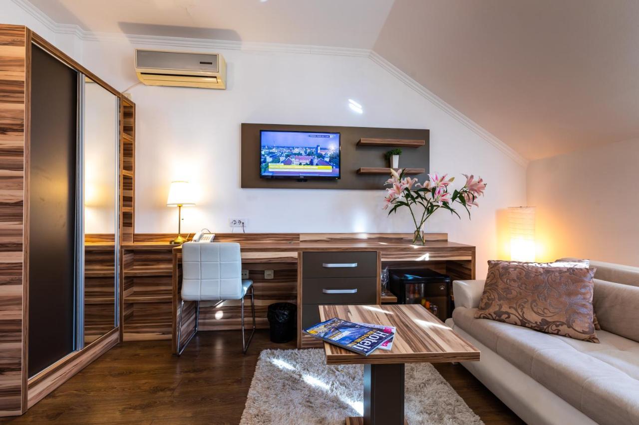 Garni Hotel Royal Crown ซูโบติกา ภายนอก รูปภาพ