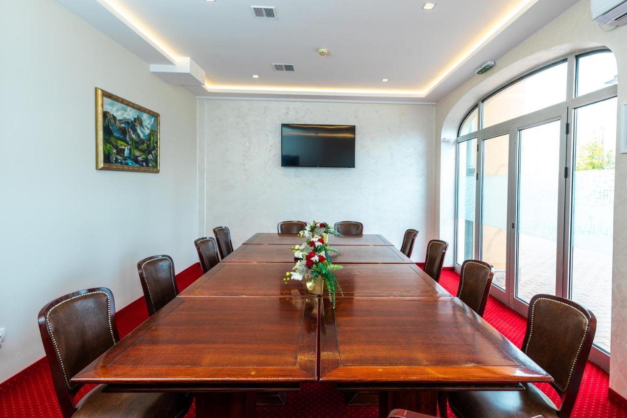Garni Hotel Royal Crown ซูโบติกา ภายนอก รูปภาพ