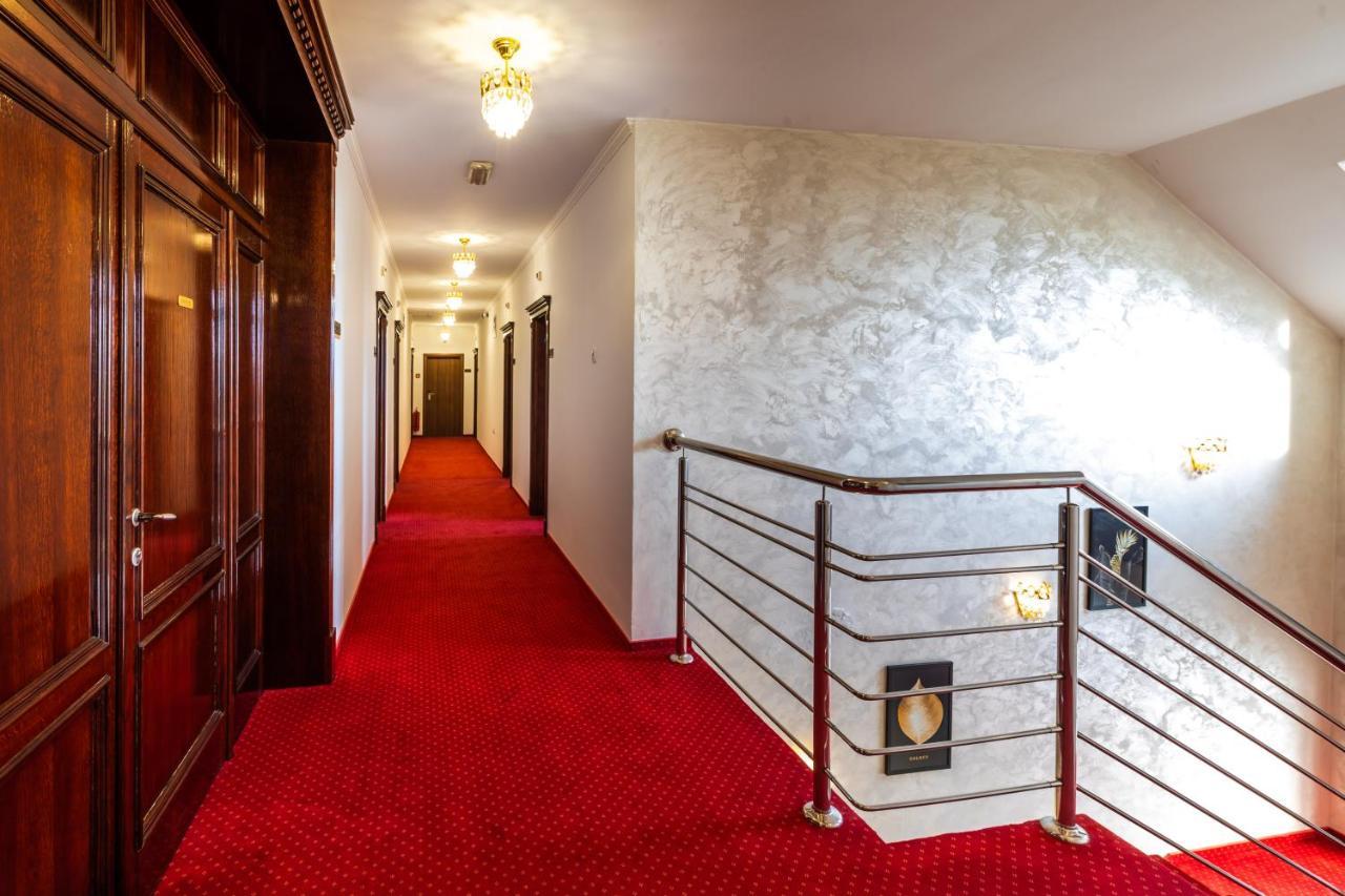 Garni Hotel Royal Crown ซูโบติกา ภายนอก รูปภาพ