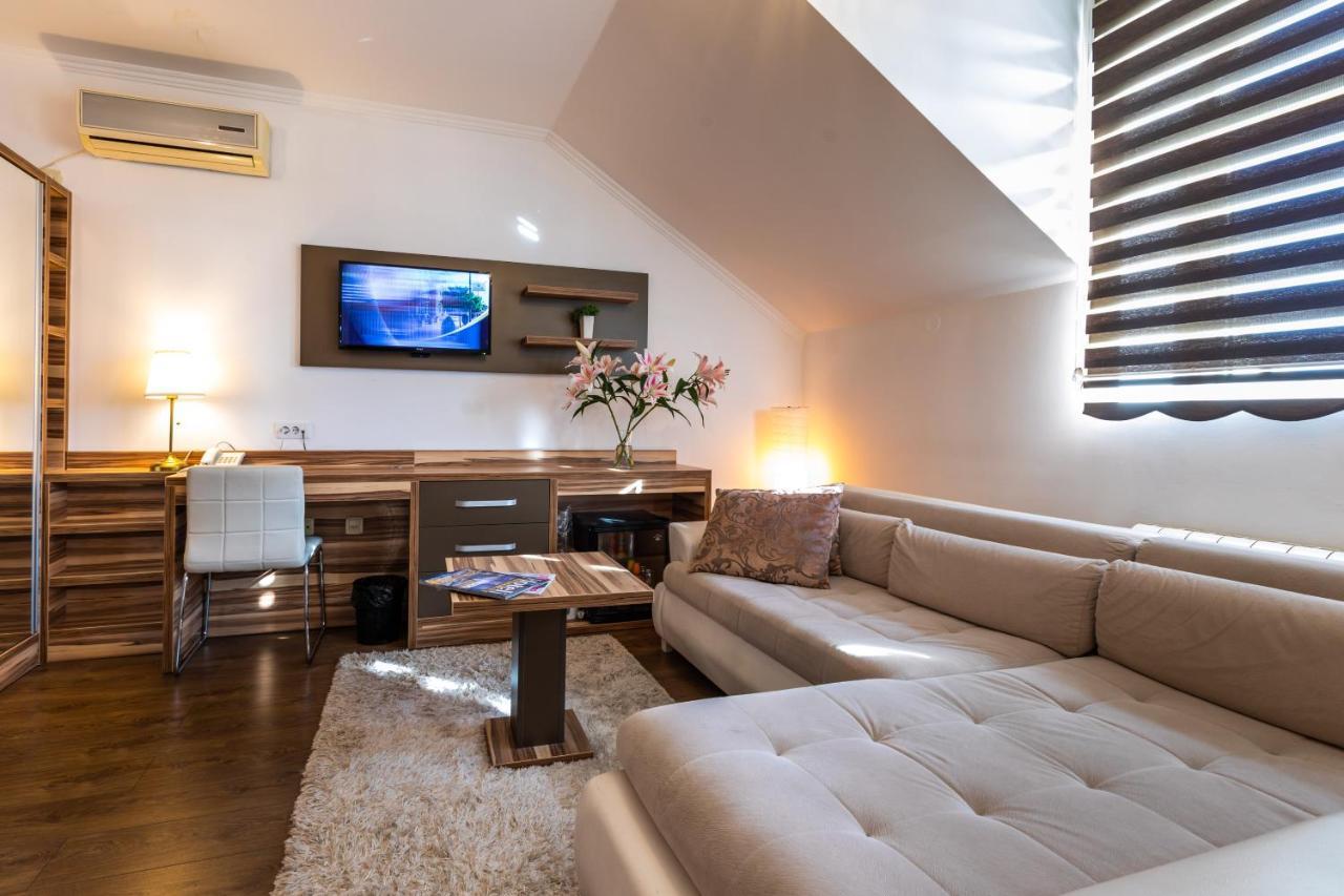 Garni Hotel Royal Crown ซูโบติกา ภายนอก รูปภาพ