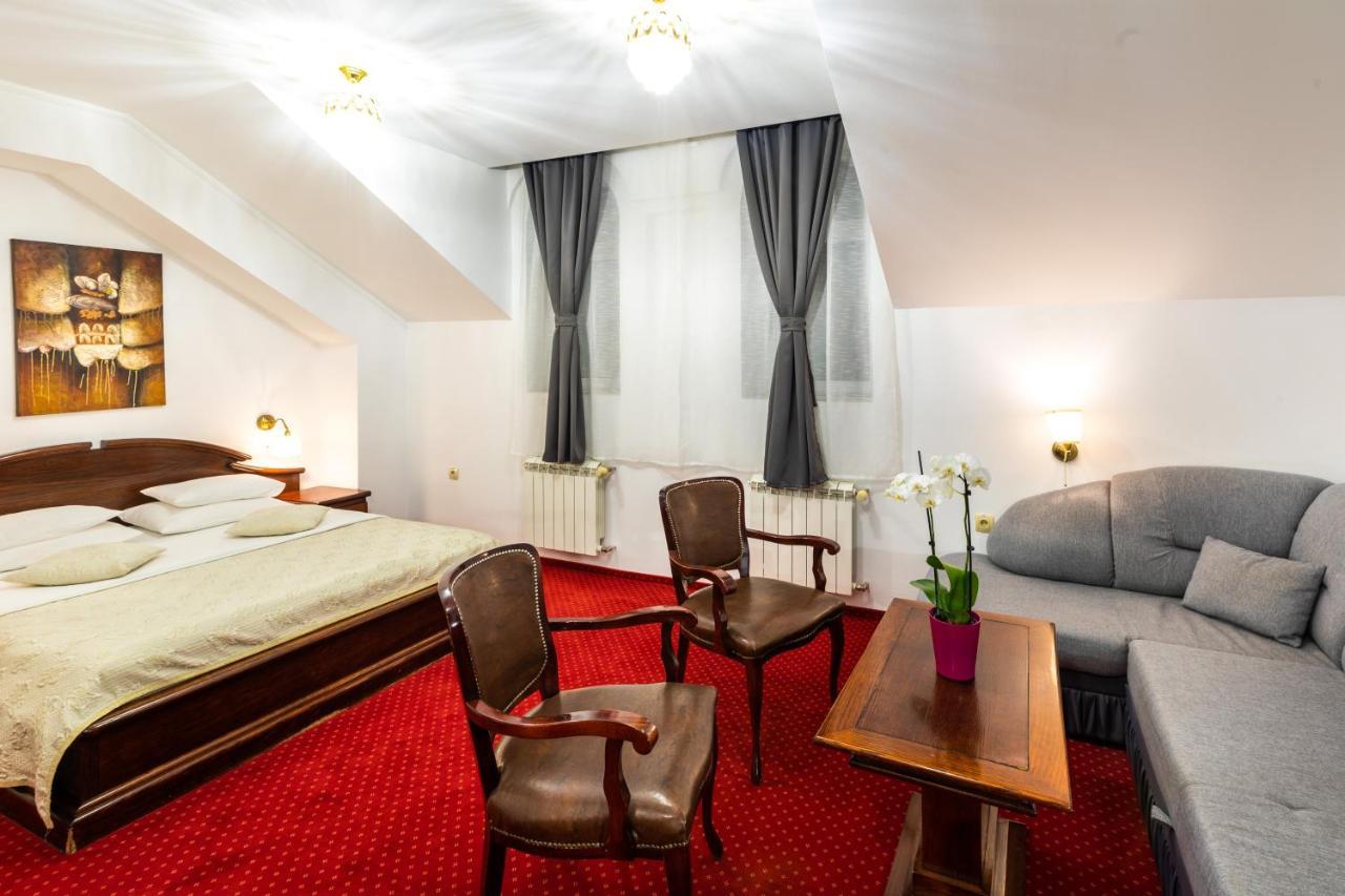 Garni Hotel Royal Crown ซูโบติกา ภายนอก รูปภาพ