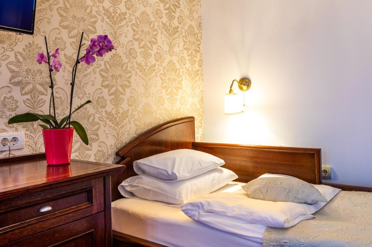 Garni Hotel Royal Crown ซูโบติกา ภายนอก รูปภาพ