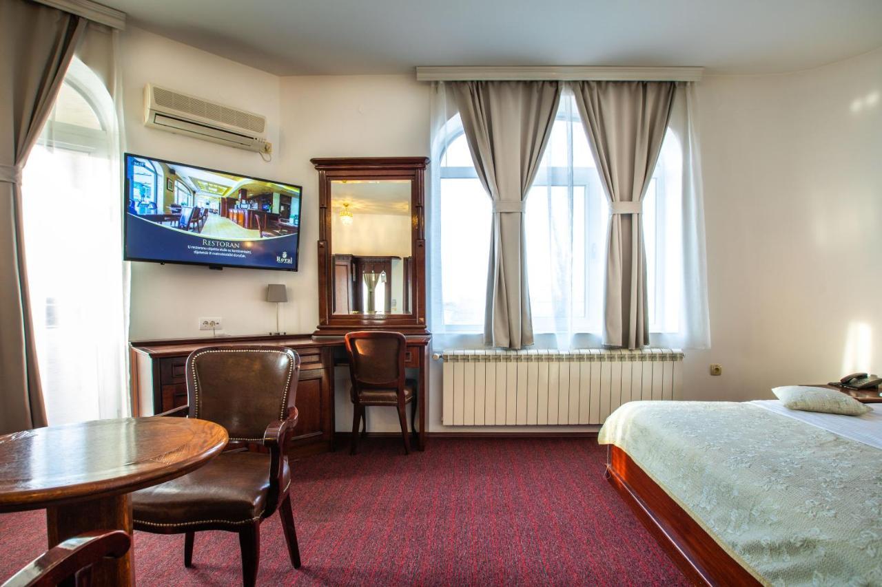 Garni Hotel Royal Crown ซูโบติกา ภายนอก รูปภาพ