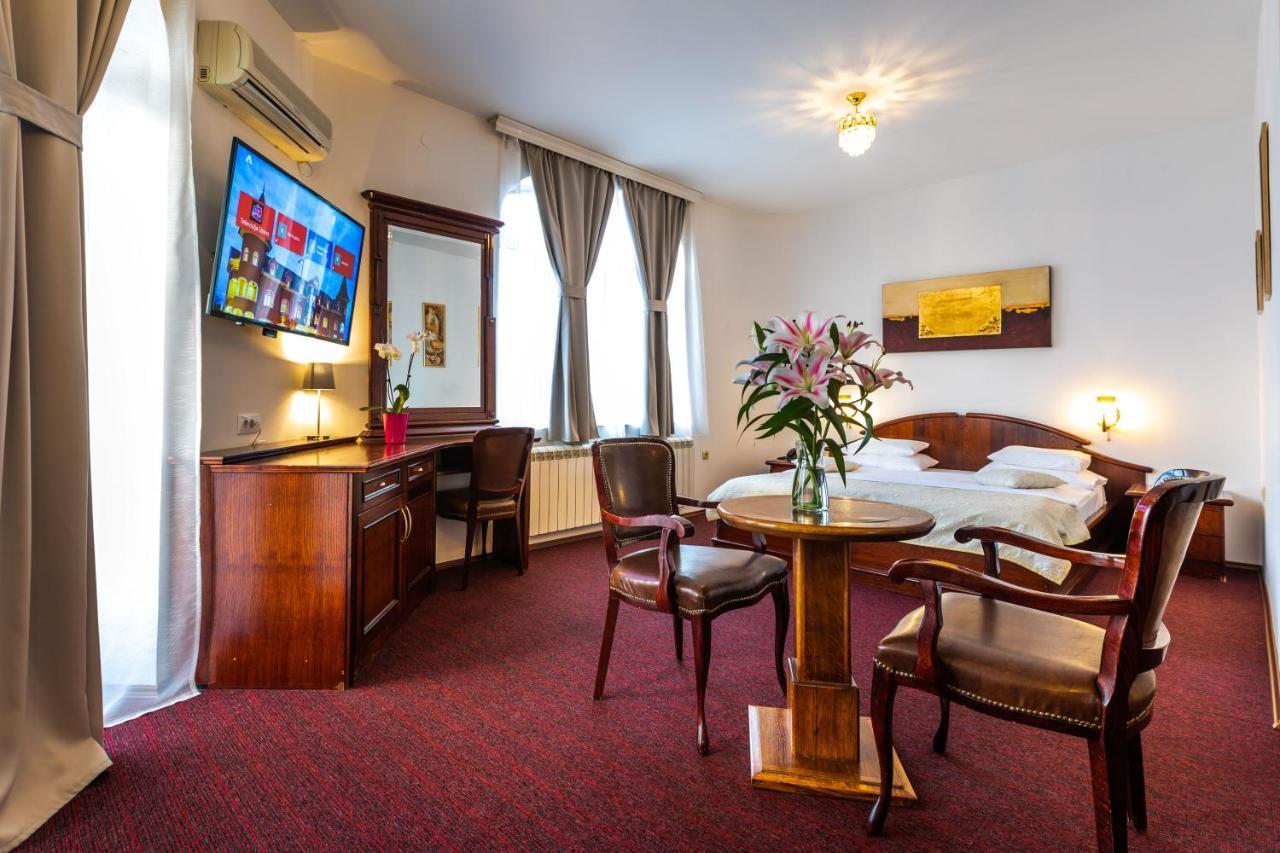 Garni Hotel Royal Crown ซูโบติกา ภายนอก รูปภาพ