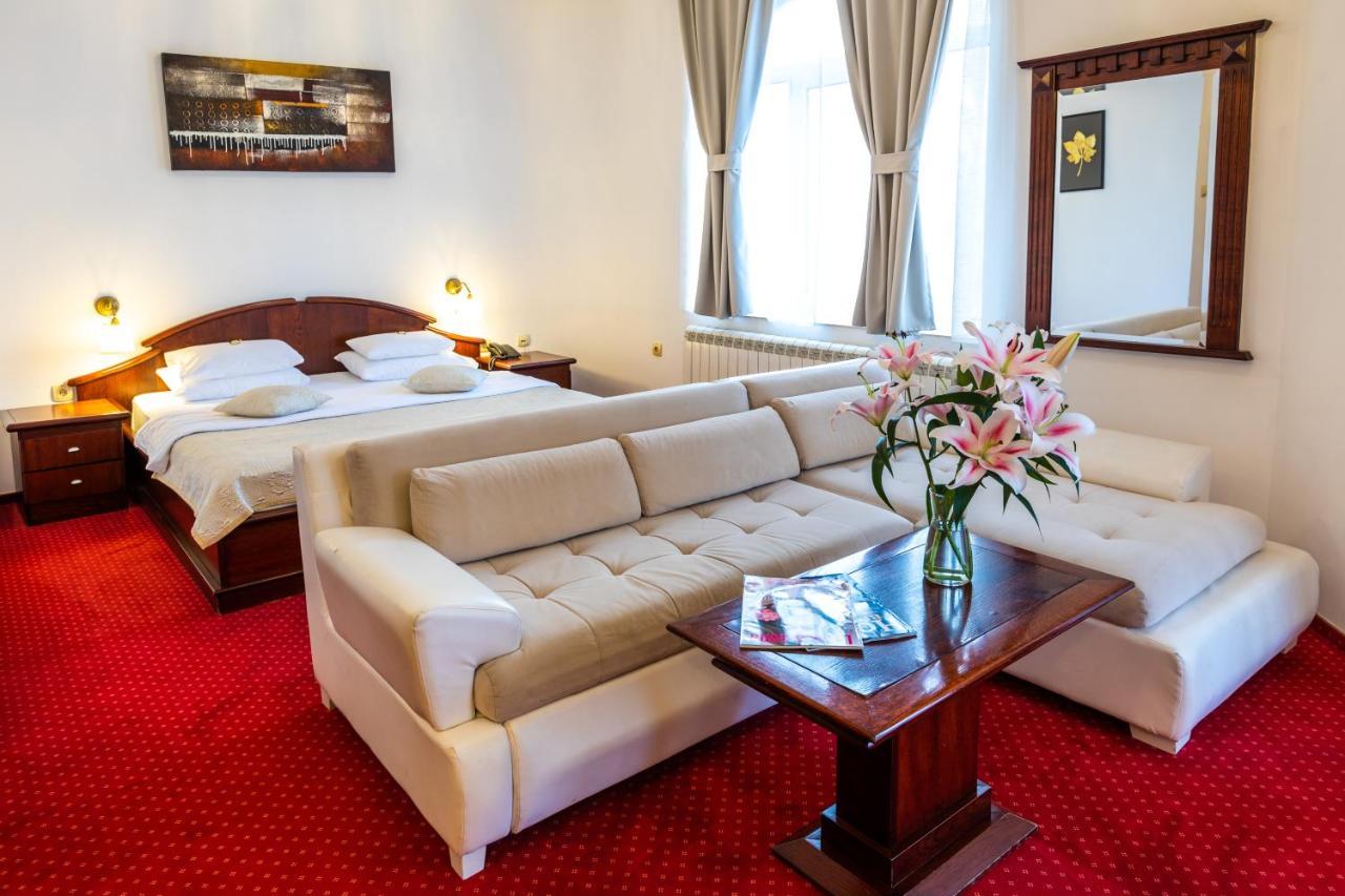Garni Hotel Royal Crown ซูโบติกา ภายนอก รูปภาพ