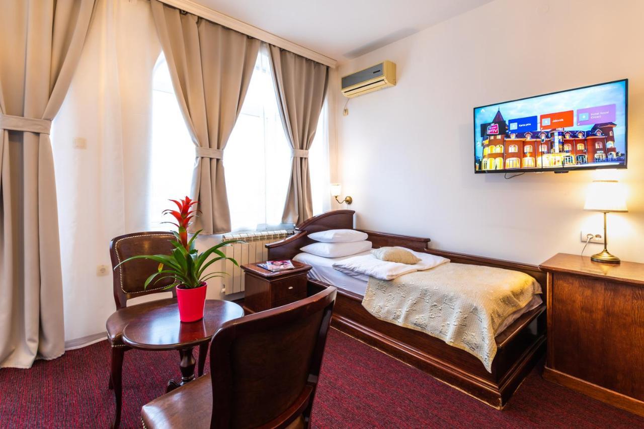 Garni Hotel Royal Crown ซูโบติกา ภายนอก รูปภาพ