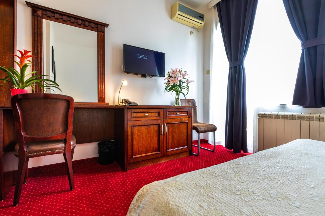 Garni Hotel Royal Crown ซูโบติกา ภายนอก รูปภาพ