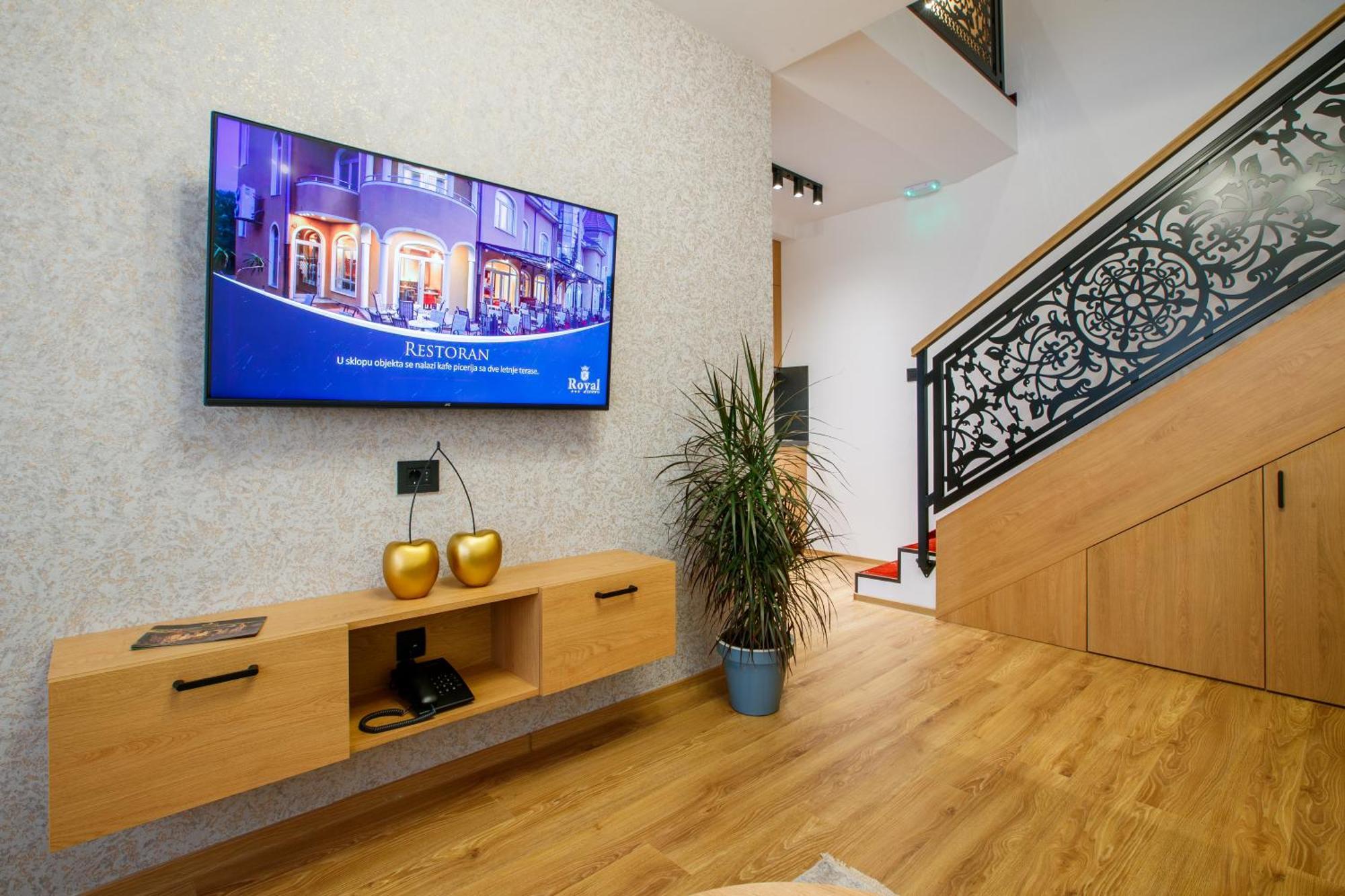 Garni Hotel Royal Crown ซูโบติกา ภายนอก รูปภาพ