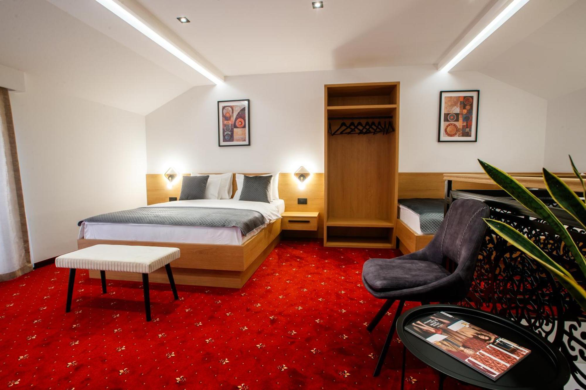 Garni Hotel Royal Crown ซูโบติกา ภายนอก รูปภาพ